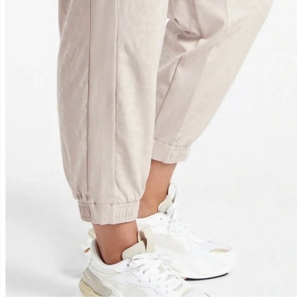 Like New - Athleta Brooklyn Textured Jogger - size 6 - Picture 4 of 7